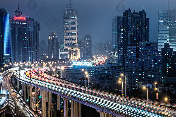 空中视图<strong>上海高架</strong>桥晚上严重的交通交通拥堵
