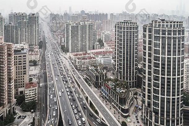 空中视图高速公路天桥城市多云的一天
