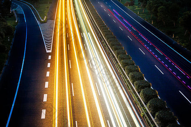 现代高速公路桥晚上