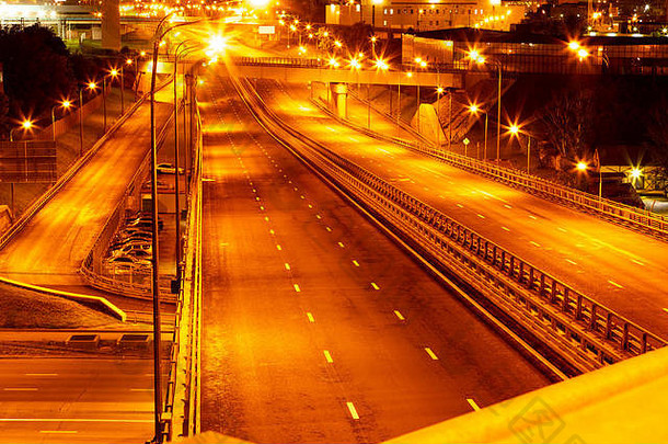 晚上天际线视图城市高速公路withroad晚上灯