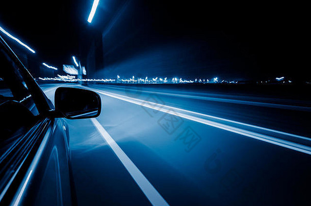 视图一边高速车晚上运动模糊中国