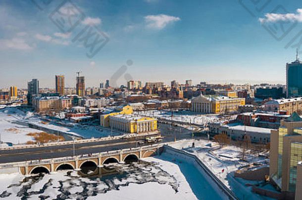 空中无人机全景美丽的视图车里雅宾斯克城市白色雪街道桥梁阳光明媚的冬天一天南乌拉尔资本工业