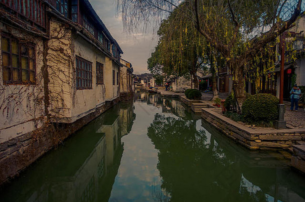 上海中国著名的周庄水小镇古老的城市区渠道建筑迷人的受欢迎的旅游区域