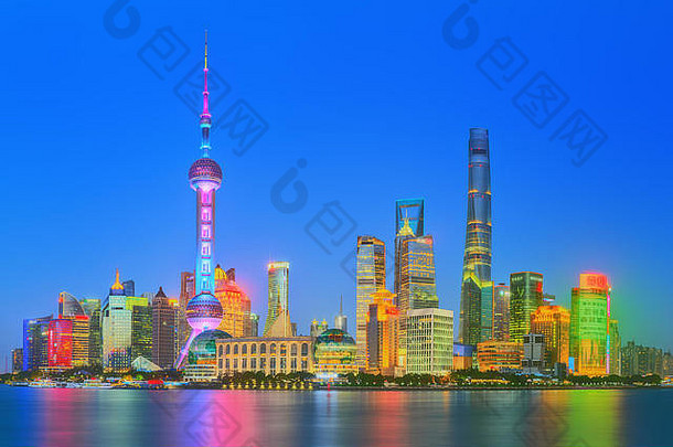 美丽的晚上上海的城市景观城市灯黄埔河上海中国