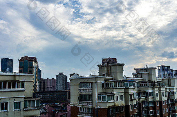 上海多水平高层建筑公寓建筑多云的多雨的天空背景