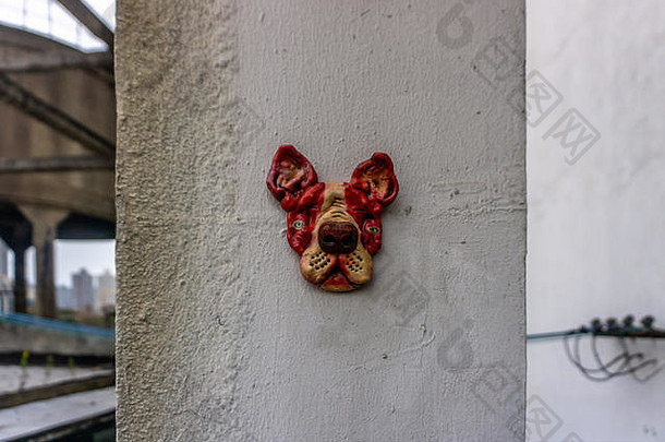 上海莫干山艺术区红色的彩色的狗头雕塑
