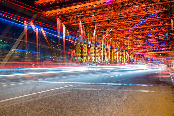 晚上交通灯内部花园桥上海中国