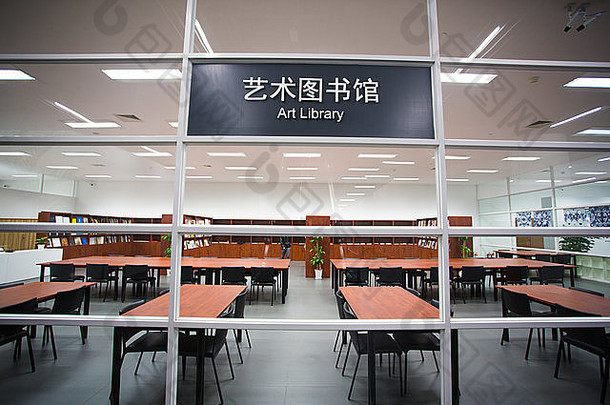 艺术图书馆上海当代艺术博物馆上海招牌写语言中国英语