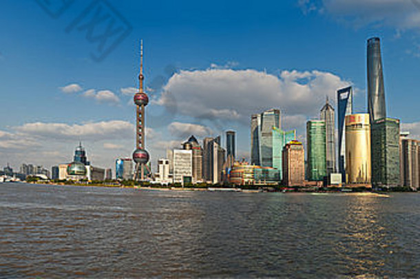 中国上海浦东区天际线多云的一天