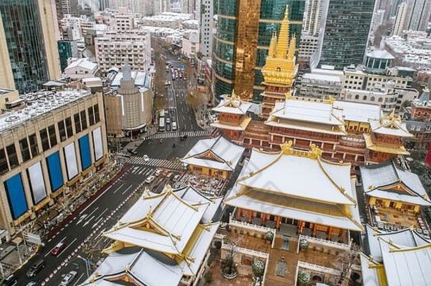 空中视图市中心上海静寺庙距路不寻常的降雪早....