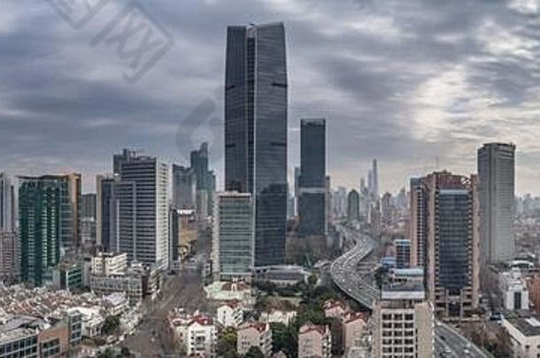 空中视图高速公路建筑西边路上海城市多云的一天