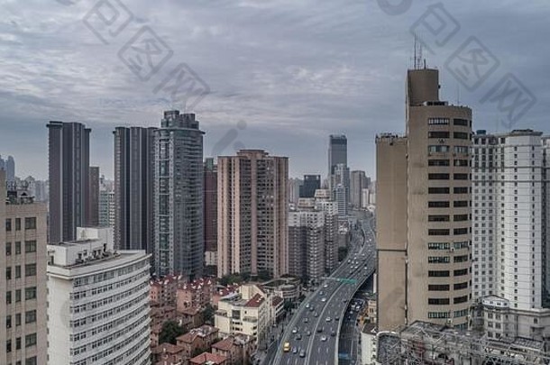 空中视图高速公路建筑西边路上海城市多云的一天