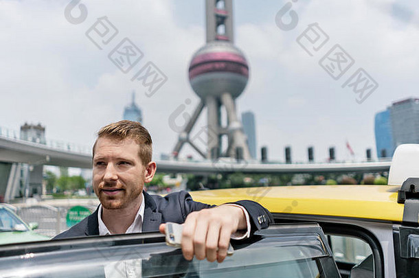 年轻的商人黄色的出租车上海金融中心上海中国