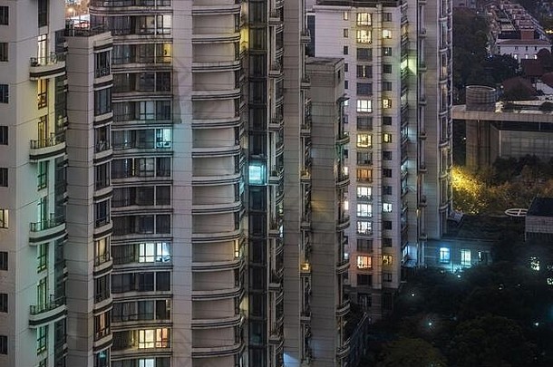 特写镜头视图高层建筑晚上时间色彩斑斓的照亮窗户住宅建筑花园市中心上海中国