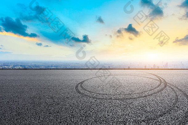 上海城市天际线沥青比赛跟踪地面日出高角视图