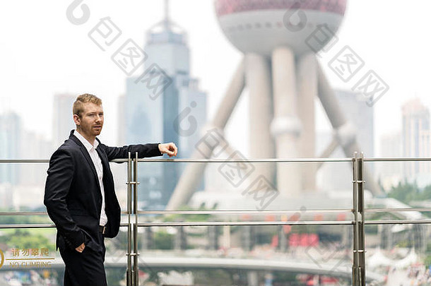 年轻的商人倾斜扶手上海金融中心上海中国