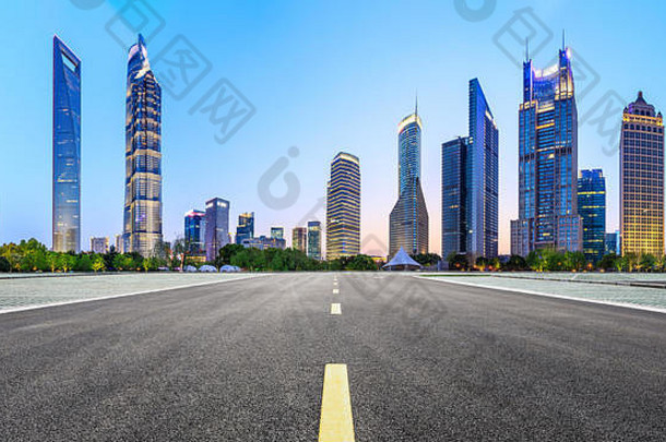 上海现代商业办公室建筑直沥青路晚上全景视图