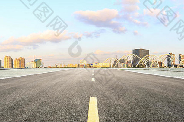 沥青路城市天际线全景桥建设上海日落