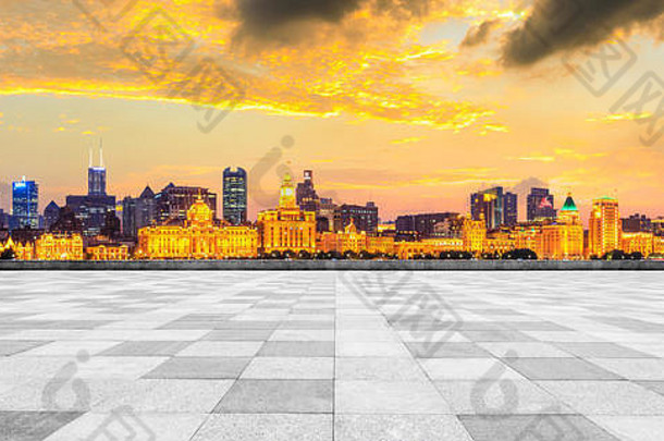 上海履行。城市天际线空广场地板上晚上全景视图