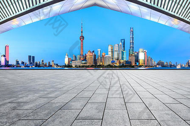 空广场地板上全景城市天际线上海中国
