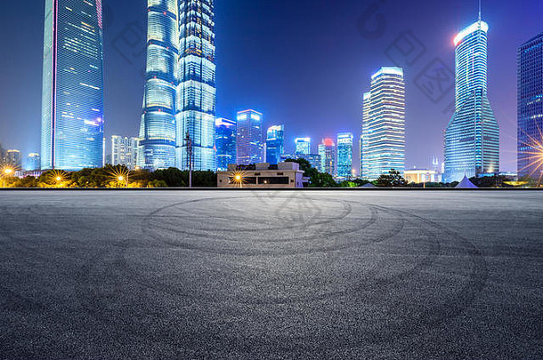 沥青比赛跟踪现代天际线建筑上海晚上