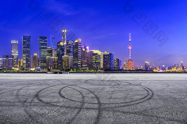 沥青比赛跟踪现代天际线建筑上海晚上