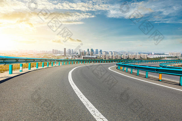 沥青高速公路通过城市上海日落