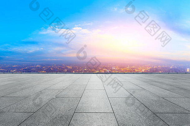 空广场地板上现代城市天际线上海中国