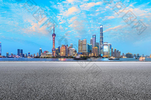 <strong>上海</strong>天际线现代城市摩天大楼空路晚上中国