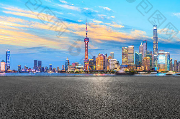 上海天际线现代城市摩天大楼空路晚上中国