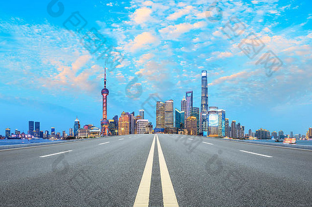 上海天际线现代城市摩天大楼空路晚上中国