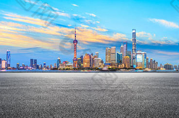 <strong>上海</strong>天际线现代城市摩天大楼空路晚上中国