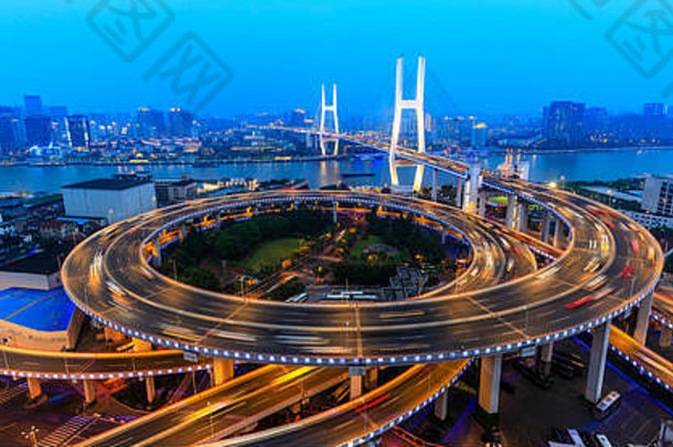 美丽的南浦桥黄昏十字架黄埔河上海中国