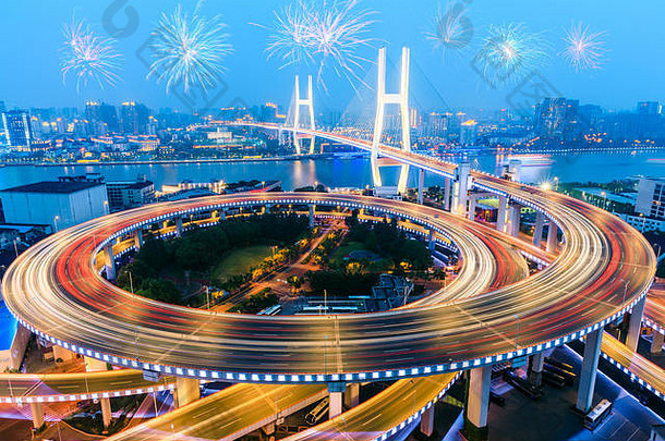 美丽的南浦桥晚上十字架黄埔河上海中国