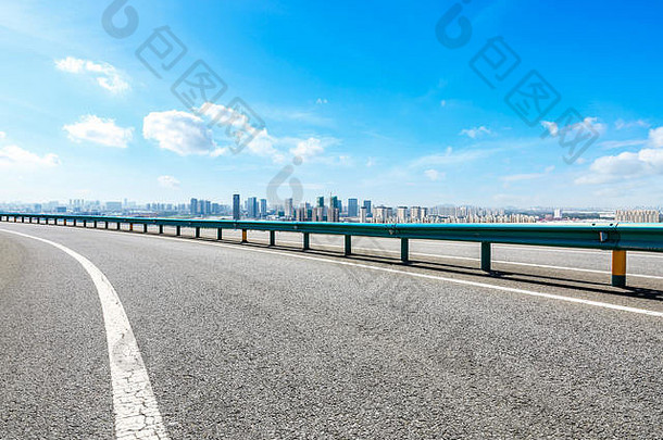 沥青高速公路通过城市上海