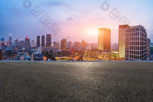 上海天际线全景视图沥青路日落中国