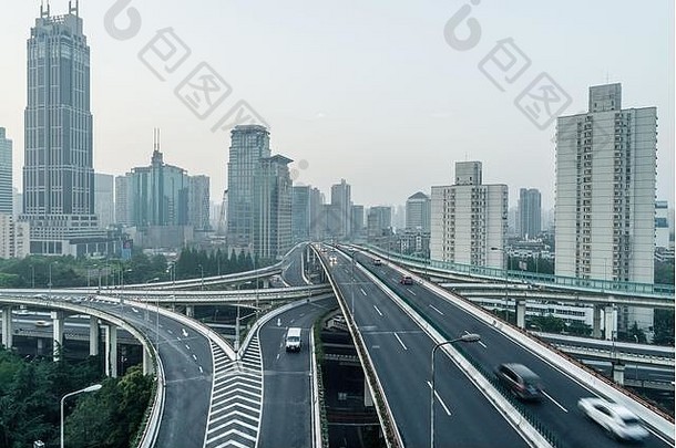 空中视图建筑高速公路上海城市烟雾弥漫的黎明
