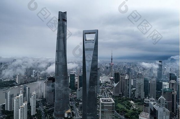 空中视图建筑上海城市狂风暴雨的一天