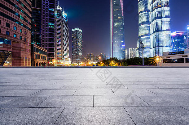 上海现代商业办公室建筑广场地板上晚上