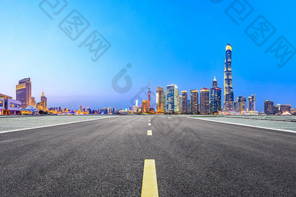 高速公路路天际线现代城市建筑上海
