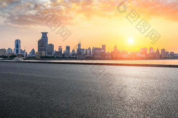 上海履行。城市天际线空沥青高速公路日落