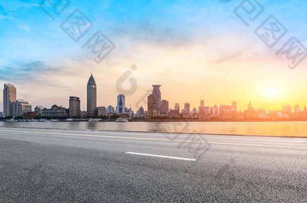 上海履行。城市天际线空沥青高速公路日落