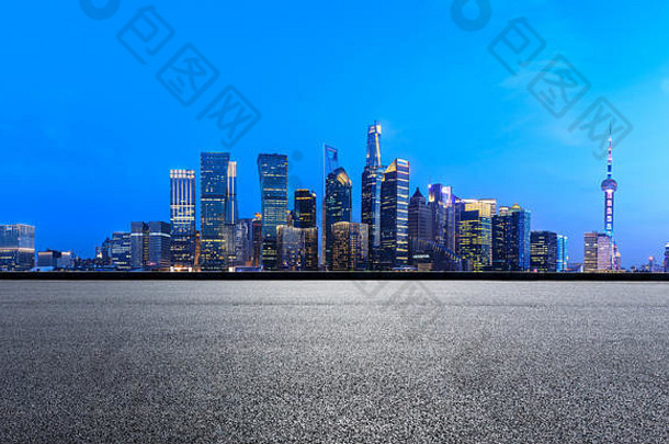 上海现代商业建筑空沥青路晚上