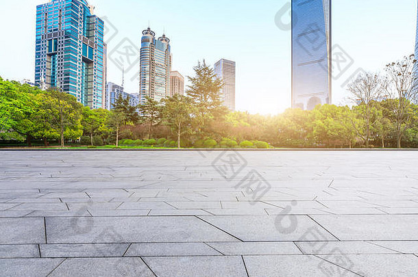上海现代商业办公室建筑空广场地板上