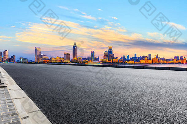 上海城市天际线空沥青高速公路日落