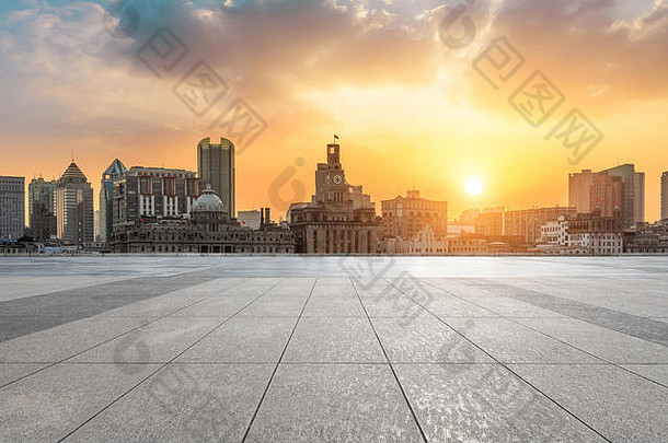 上海履行。天际线空广场地板上日落