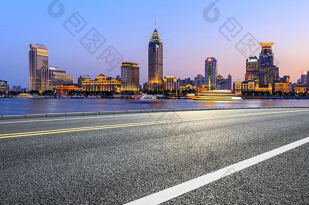 上海城市天际线空沥青高速公路日落