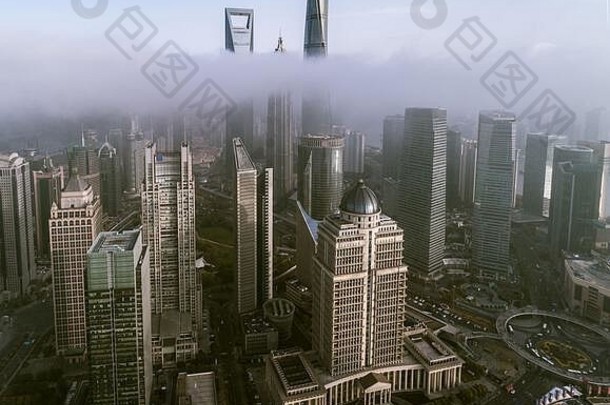空中视图上海具有里程碑意义的建筑雾