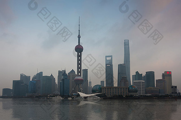 浦东天际线黄昏阴一天履行。上海中国