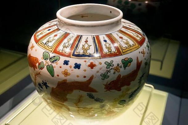 中国人瓷Jar五彩瓷设计鱼藻类景德镇货仆人。统治ming王朝上海博物馆中国